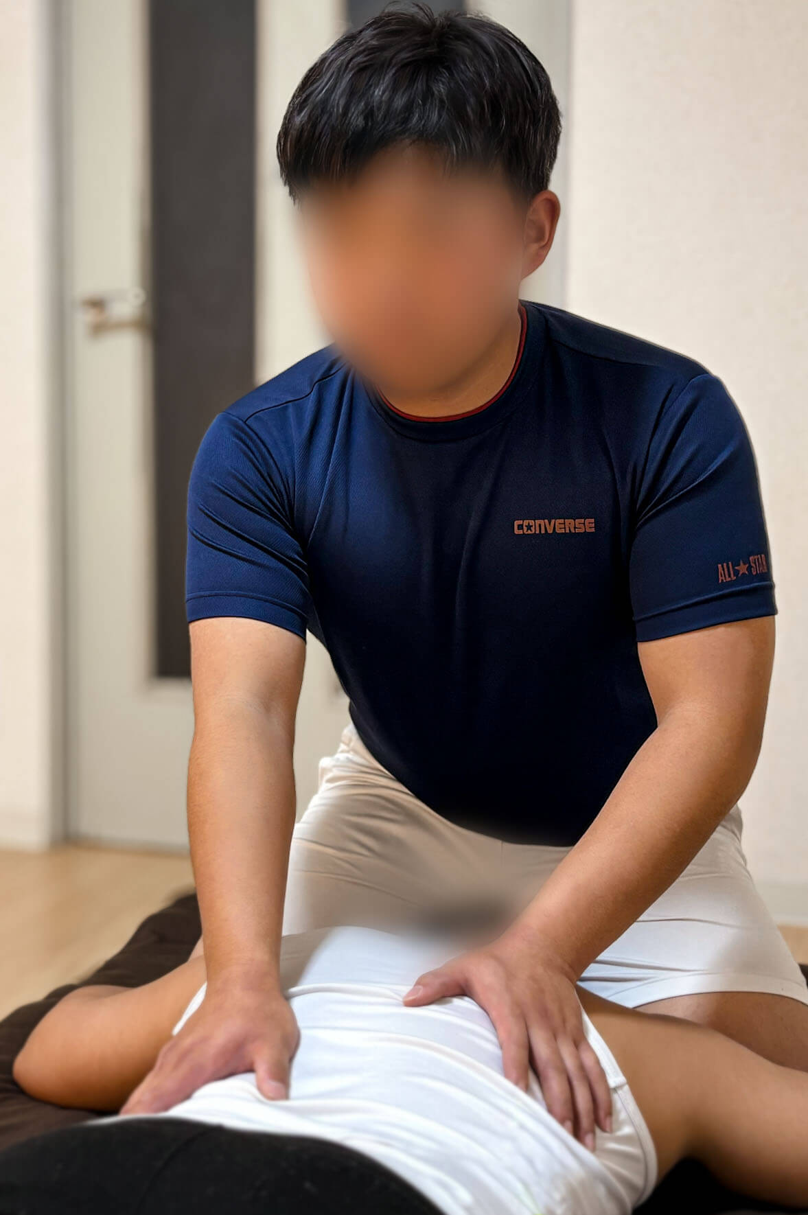 男性セラピストによる背中ケアの様子