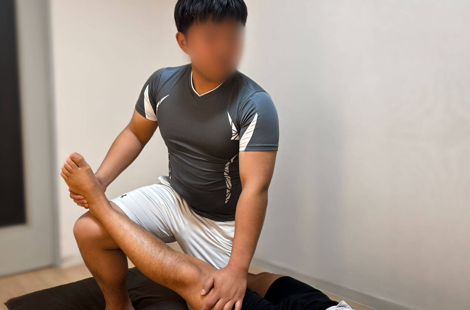 男性セラピストによるボディケアの様子